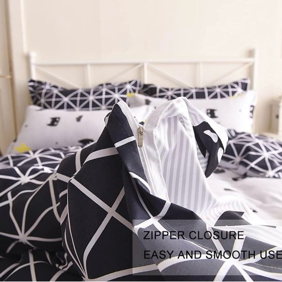 Twin Batman duvet cover (duvet not included) and canvas laundry hamper. New - Picture 2 of 3